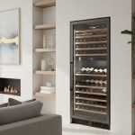 Cave à vin Klarstein intégrée dans un intérieur moderne avec des bouteilles de vin visibles.