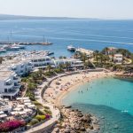 Vue de l'île de Bendor, destination touristique méditerranéenne avec plages et activités nautiques