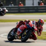 Johann Zarco en pleine course MotoGP, illustrant son style de pilotage dynamique