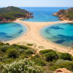 Plage de Rondinara en Corse avec son tombolo et ses eaux cristallines