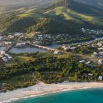 Panorama de Dumbéa, Nouvelle-Calédonie, entre plages et collines verdoyantes.